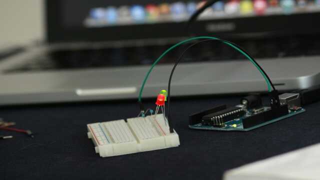 Guía Completa del Protoboard: Tipos, Funcionamiento Interno y Consejos para Prototipar Circuitos Electrónicos
